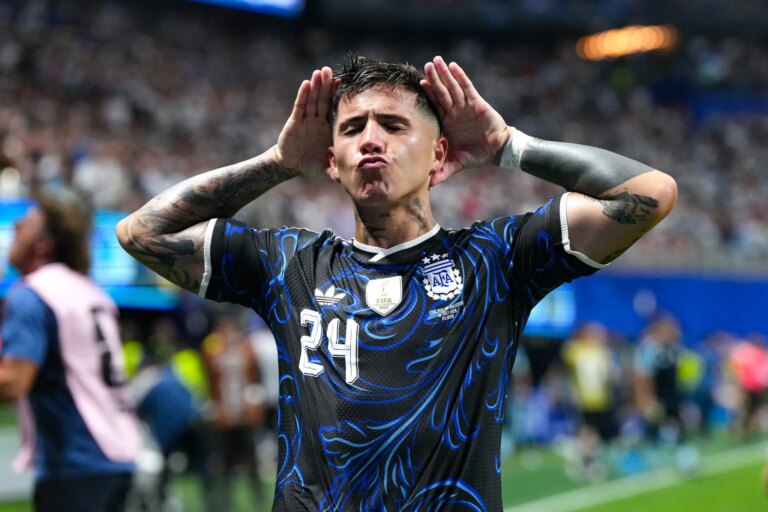 Messi se recusa a ser eliminado, e Argentina pune estrat&eacute;gia precoce da Inglaterra