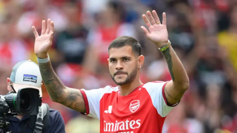 Com chegada de Bruno Guimar&atilde;es, joia do Arsenal &eacute; oferecida a rivais da Premier League