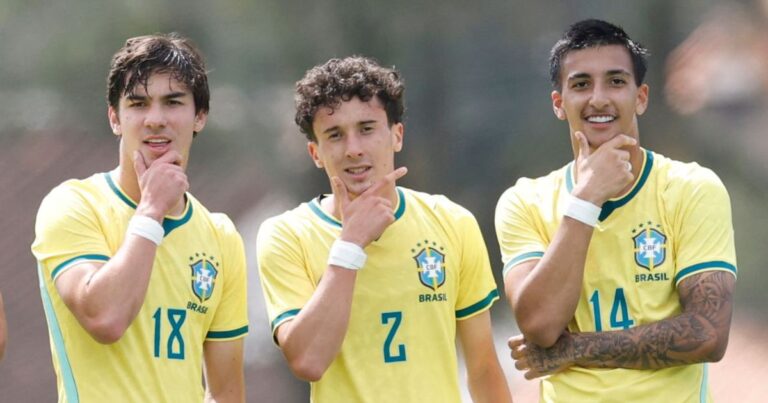 Promessa do Athletico marca golaço do meio de campo pela seleção brasileira