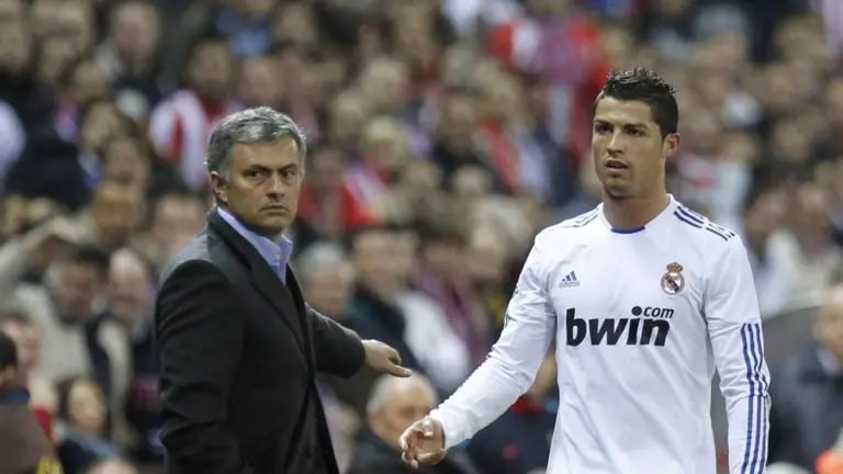 &lsquo;Vesti&aacute;rio do Real Madrid era um pesadelo&rsquo;: Mourinho rompeu at&eacute; com CR7 em 1&ordf; passagem na Espanha