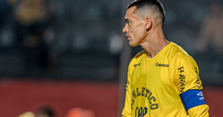 Em jogo de falhas, goleiro Santos ultrapassa Sicupira em ranking histórico do Athletico
