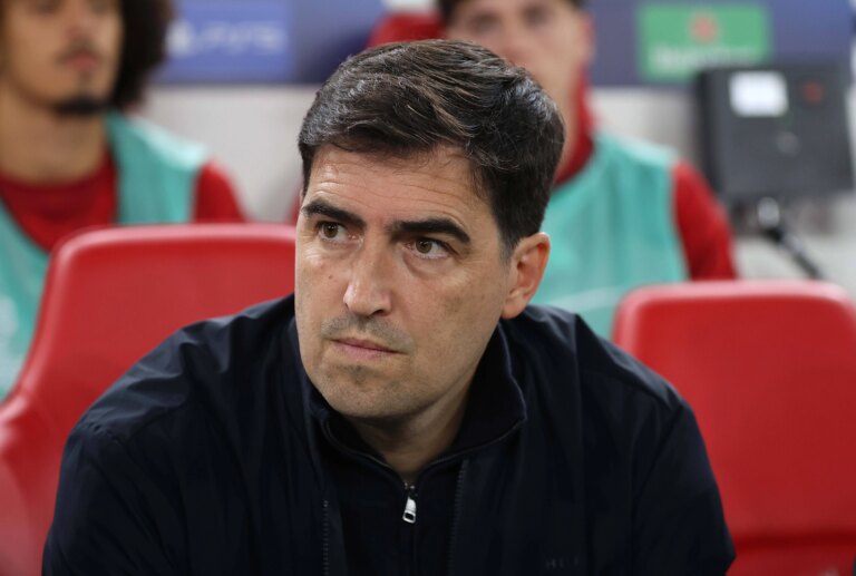 Diagn&oacute;stico de Iraola exp&otilde;e problema do Liverpool e aumenta cobran&ccedil;a sobre os atacantes