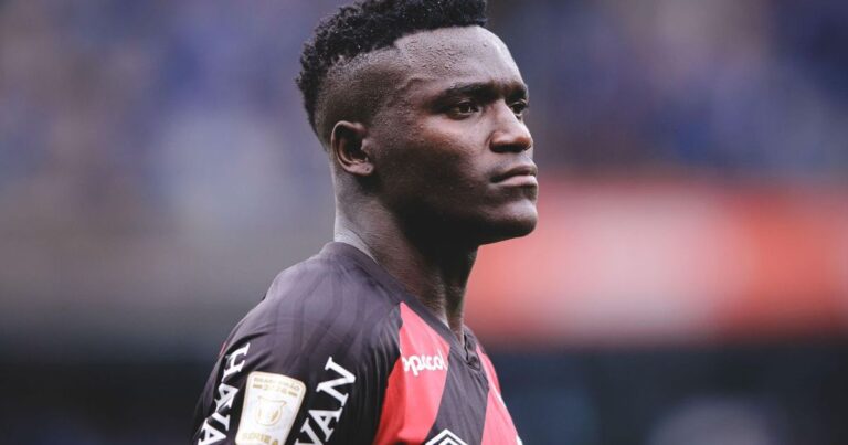 Petraglia freia renovação de Kevin Viveros no Athletico