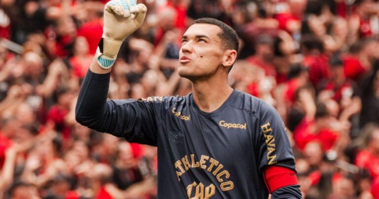 Goleiro histórico do Athletico sai em defesa de Santos: “Cabeça erguida”