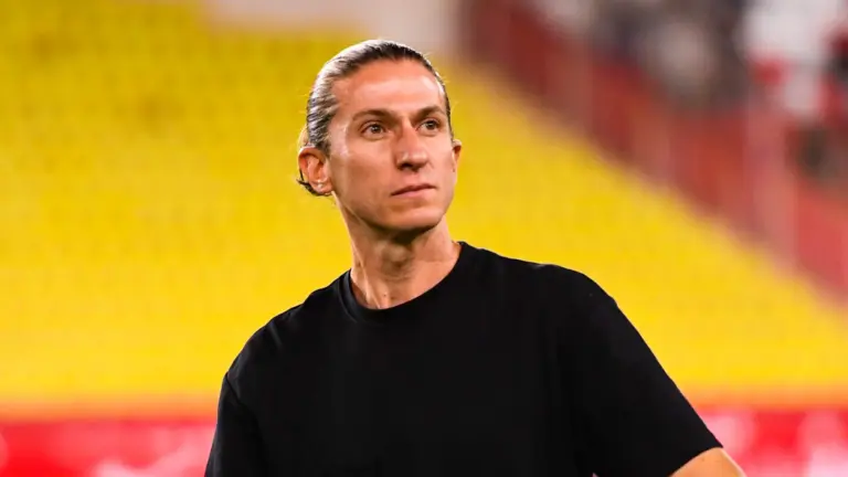 Filipe Lu&iacute;s alerta para &lsquo;armadilha&rsquo; ap&oacute;s vit&oacute;ria sobre o PSG: &lsquo;N&atilde;o conquistamos nada&rsquo;
